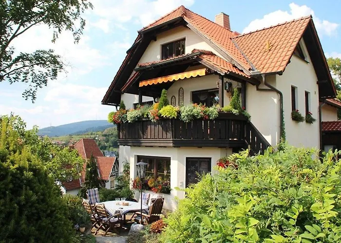 Photo de Grosse Ferienwohnung In Rauenstein Mit Garten, Terrasse Und Grill Und Panoramablick